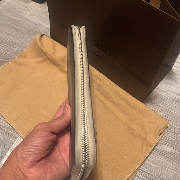 LV Zippy Wallet - Picture 4 of 9